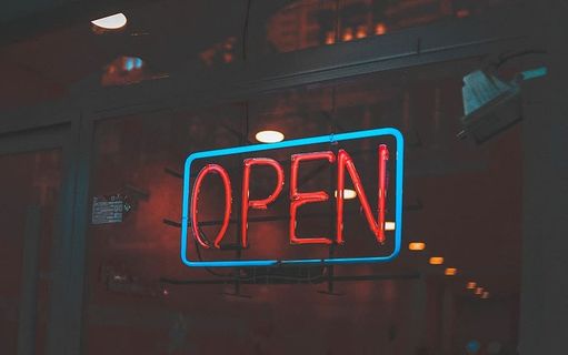 蓝色和红色开放霓虹灯标识