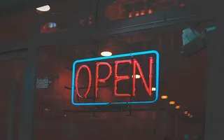 蓝色和红色开放霓虹灯标识