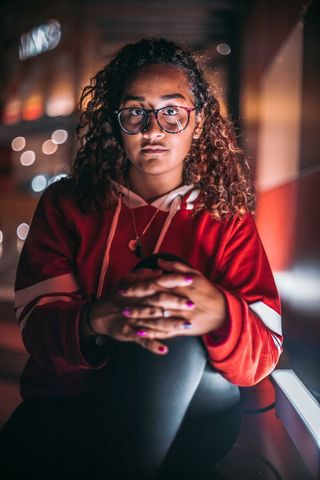 穿红色套头衫连帽衫的女士