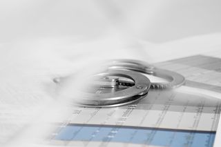 灰色，金属，手铐，白色，表面，警察，手铐，右侧