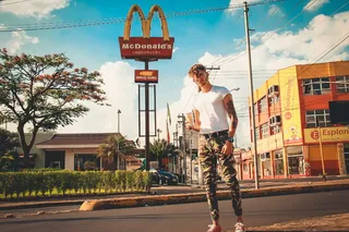 男士白色圆领衬衫