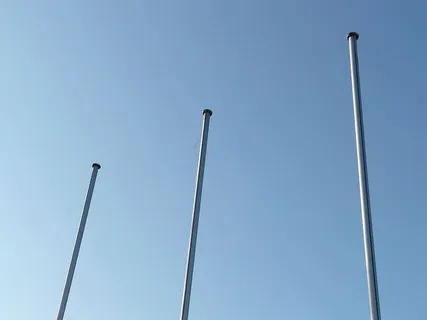 三根,白色,金属柱,蓝色,天空,旗杆,桅杆,空的 三根,白色,金属柱,蓝色,天空,旗杆,桅杆,空的