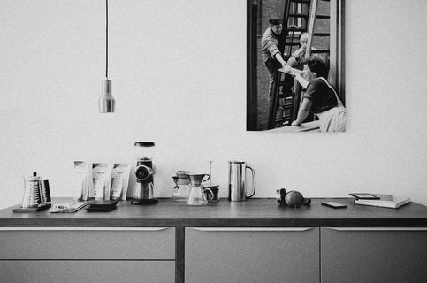 灰度照片，餐具柜，吊灯，厨房，设备，海报，设计，家居