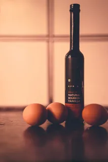 饮料，酒精，饮料，瓶子，葡萄酒，球体，食物，鸡蛋