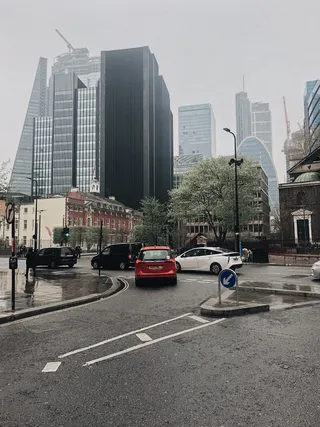 白车之外的红车