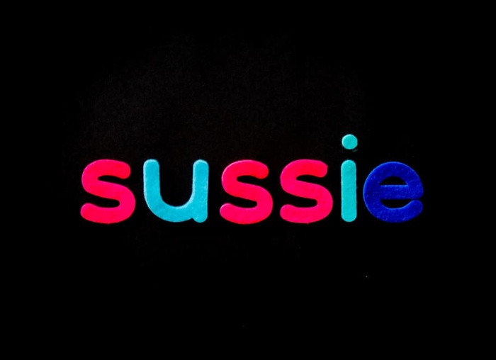 黑色背景，带有Sussie文本覆盖