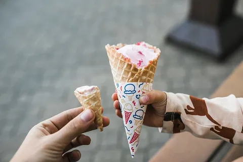 两个人的手拿着冰淇淋筒 两个人的手拿着冰淇淋筒