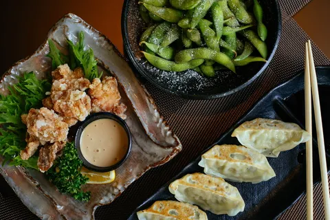 青豆和油炸食品旁的黑锅饺子 青豆和油炸食品旁的黑锅饺子