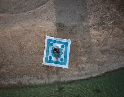 坐在水体附近的人的照片