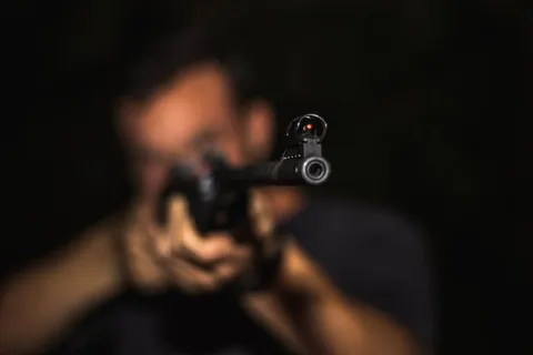 男子手持步枪的照片 男子手持步枪的照片