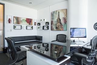 银色imac、黑色、玻璃桌面桌、io中心、服务式办公室、带家具的办公室、室内、无人