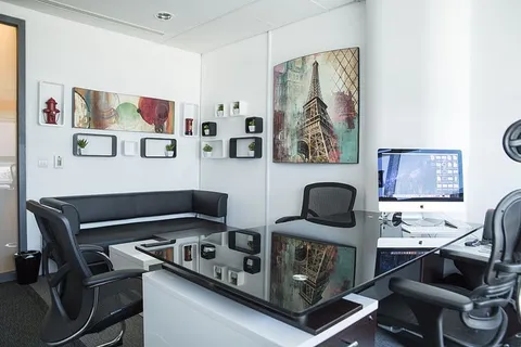 银色imac、黑色、玻璃桌面桌、io中心、服务式办公室、带家具的办公室、室内、无人 银色imac、黑色、玻璃桌面桌、io中心、服务式办公室、带家具的办公室、室内、无人