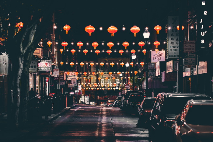 晚上街上的中国灯笼