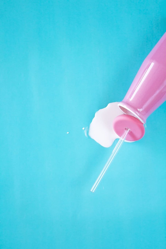 牛奶洒在蓝色照片上