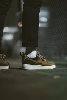 穿着棕色和黑色Nike Air Force 1的站立人员