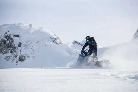 冬季乘坐摩托雪橇的人 冬季乘坐摩托雪橇的人
