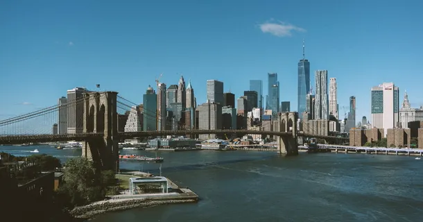 棕白色混凝土建筑