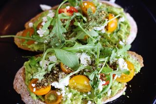 蔬菜沙拉和面包