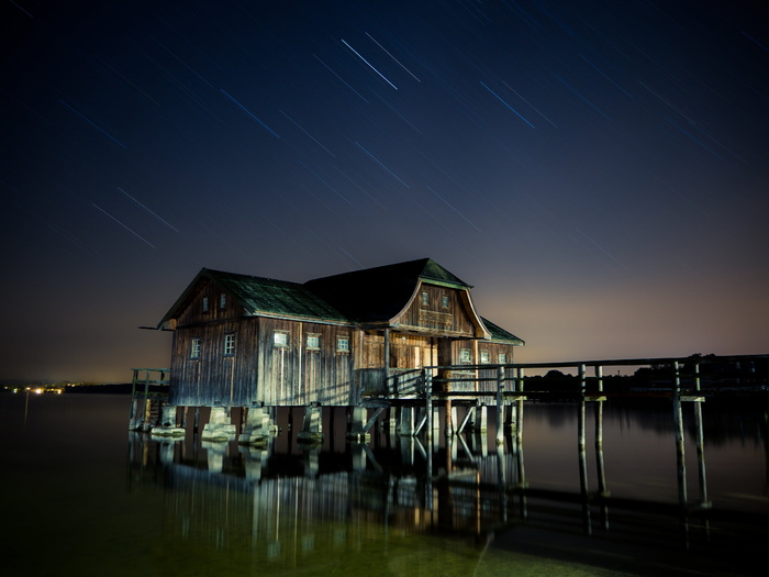 棕色，绿色，白色，房屋画，小屋，湖泊，星星，银河