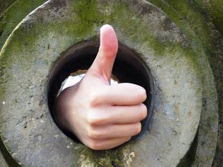 person，showing，右手拇指，as，ok，so，yes，facebook