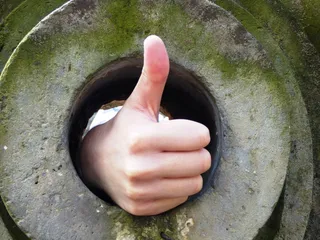 person，showing，右手拇指，as，ok，so，yes，facebook