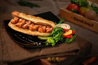 盘子里有油炸肉的面包