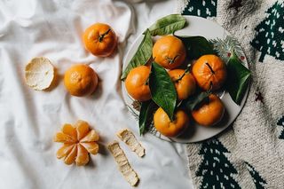 带叶柑桔的静物画