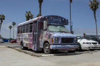 树附近的灰色房车拖车