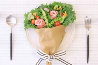 带汤匙和叉子的蔬菜花束