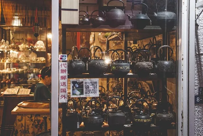 建筑物内架子上的黑色茶壶
