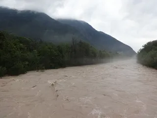 high water，saalachstrasse，bad reichenhall，上巴伐利亚州，巴伐利亚州，山脉，天空，自然之美