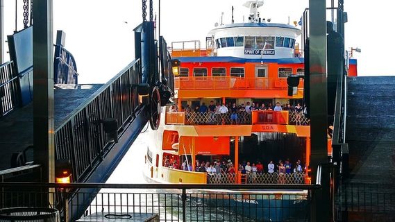 State Island ferry在大约25分钟内完成了从曼哈顿下城到斯塔顿岛圣乔治航站楼的5英里长的穿越。这个十字路口是下曼哈顿、自由女神像和埃利斯岛的最佳景观之一。。。而且是免费的。