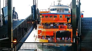 State Island ferry在大约25分钟内完成了从曼哈顿下城到斯塔顿岛圣乔治航站楼的5英里长的穿越。这个十字路口是下曼哈顿、自由女神像和埃利斯岛的最佳景观之一。。。而且是免费的。