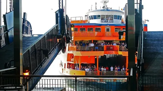 State Island ferry在大约25分钟内完成了从曼哈顿下城到斯塔顿岛圣乔治航站楼的5英里长的穿越。这个十字路口是下曼哈顿、自由女神像和埃利斯岛的最佳景观之一。。。而且是免费的。 State Island ferry在大约25分钟内完成了从曼哈顿下城到斯塔顿岛圣乔治航站楼的5英里长的穿越。这个十字路口是下曼哈顿、自由女神像和埃利斯岛的最佳景观之一。。。而且是免费的。