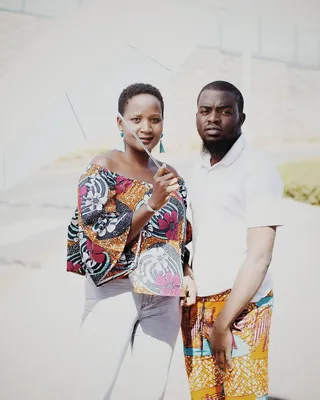 男人站在拿着白色雨伞的女人旁边