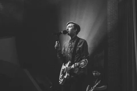 底座麦克风附近人员的灰度照片