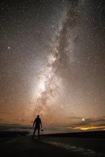 夜晚街上男人的剪影 夜晚街上男人的剪影