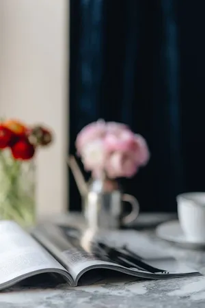 2018年《Vogue波兰2》与可爱的毛茛花