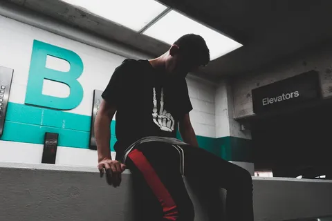 坐在混凝土桌子上的男人