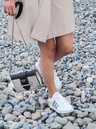 服装，服装，鞋，鞋类，土路，道路，砾石，人类