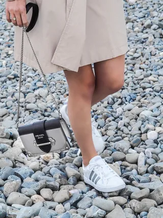 服装，服装，鞋，鞋类，土路，道路，砾石，人类