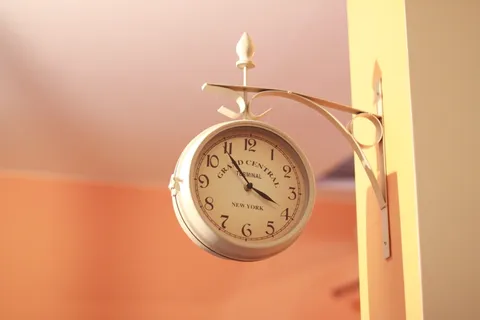 白色模拟时钟显示3:54 白色模拟时钟显示3:54