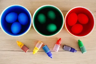 三、杯子、鸡蛋、什锦色液体、染色、复活节、染料、食品