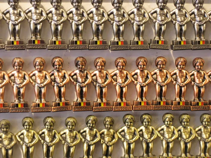 比利时布鲁塞尔，manneken pis，并排，一大群物体，排成一排，没有人，室内