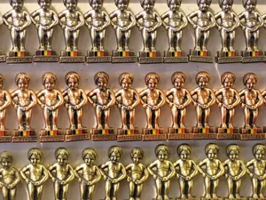比利时布鲁塞尔，manneken pis，并排，一大群物体，排成一排，没有人，室内
