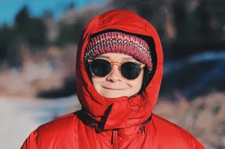 穿着红色连帽夹克的女士