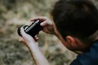 摄影师为一位美丽的年轻女子拍照