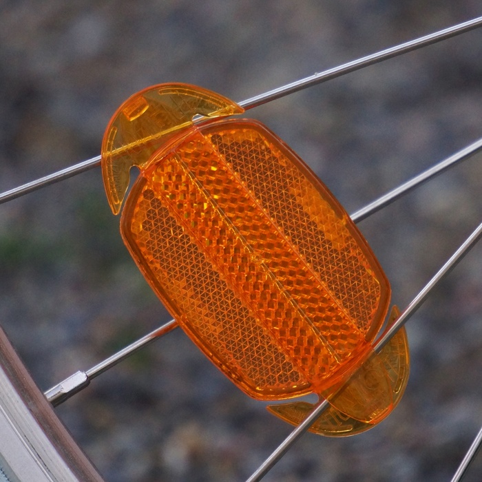 自行车辐条反射器，反射器，可见，反射，在黑暗中保护，聚焦前景，特写，白天