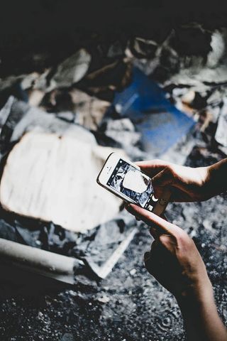 手持银色iPhone 6的人的选择性聚焦摄影