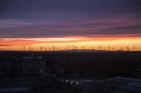 剪影照片，风力发电机地块，远处，照片，风车，房屋，日落，黄昏